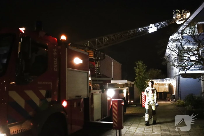 Brandweer veegt schoorsteen na brand