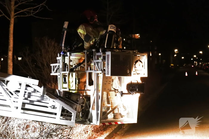Brandweer veegt schoorsteen na brand