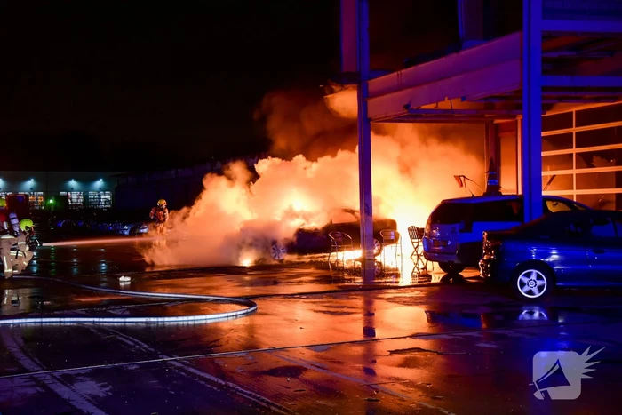 Meerdere auto's in brand bij autobedrijf