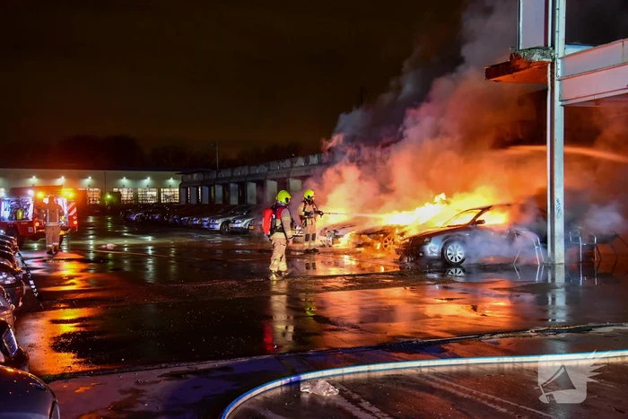 Meerdere auto's in brand bij autobedrijf