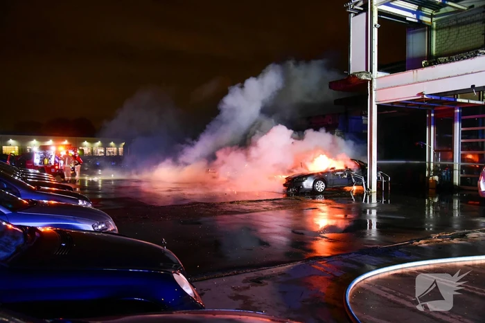 Meerdere auto's in brand bij autobedrijf