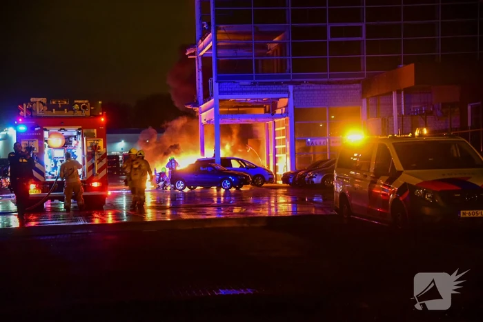 Meerdere auto's in brand bij autobedrijf