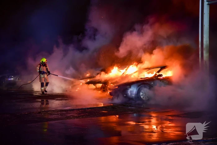 Meerdere auto's in brand bij autobedrijf