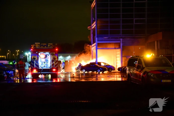 Meerdere auto's in brand bij autobedrijf