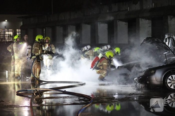 Meerdere auto's in brand bij autobedrijf