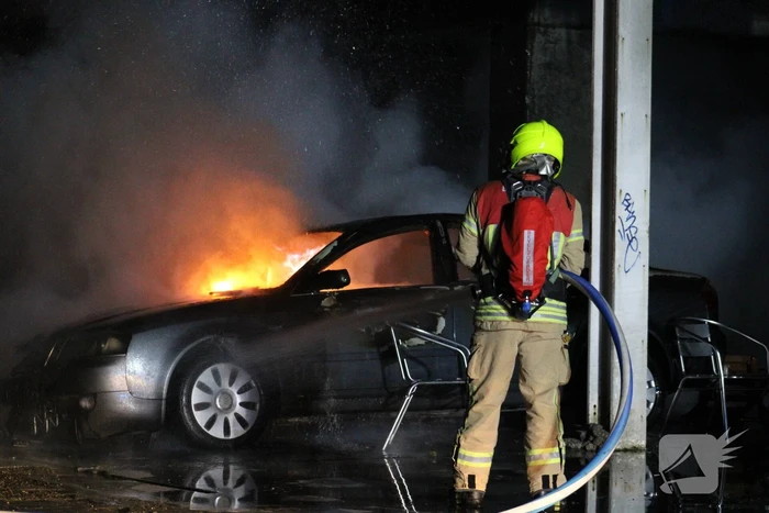 Meerdere auto's in brand bij autobedrijf