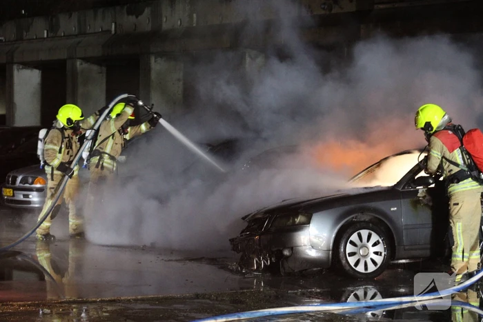 Meerdere auto's in brand bij autobedrijf