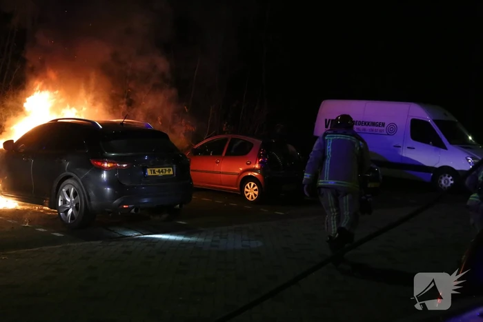 Geparkeerde auto uitgebrand