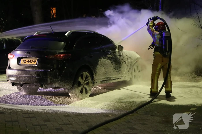 Geparkeerde auto uitgebrand