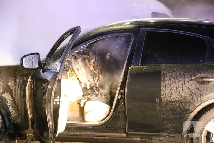 Geparkeerde auto uitgebrand