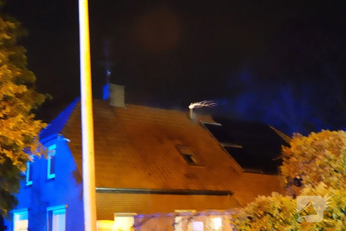 Veel vonken bij schoorsteenbrand