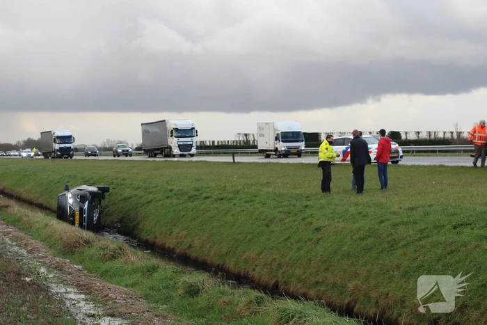 Auto belandt in sloot na ongeval op snelweg