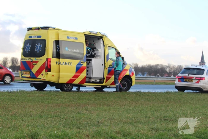 Auto belandt in sloot na ongeval op snelweg