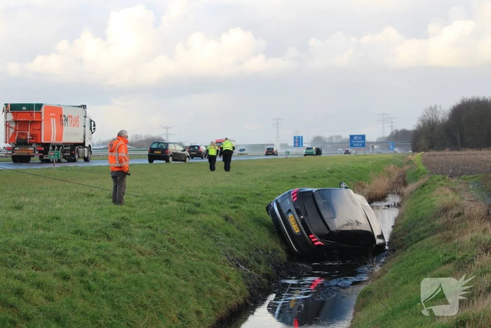 Auto belandt in sloot na ongeval op snelweg