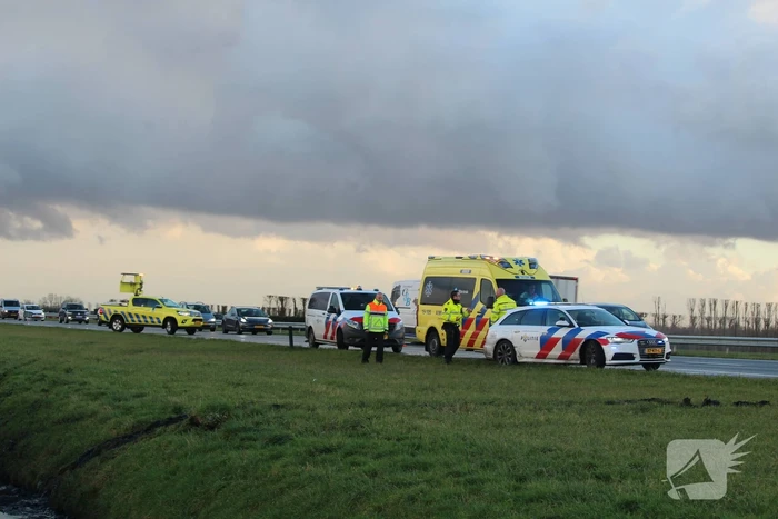 Auto belandt in sloot na ongeval op snelweg