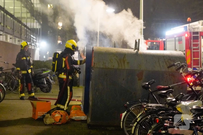 Veel rookontwikkeling door brandende container