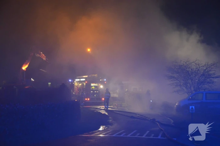 Veel rook bij uitslaande brand in loods