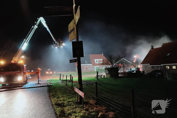 Veel rook bij uitslaande brand in loods
