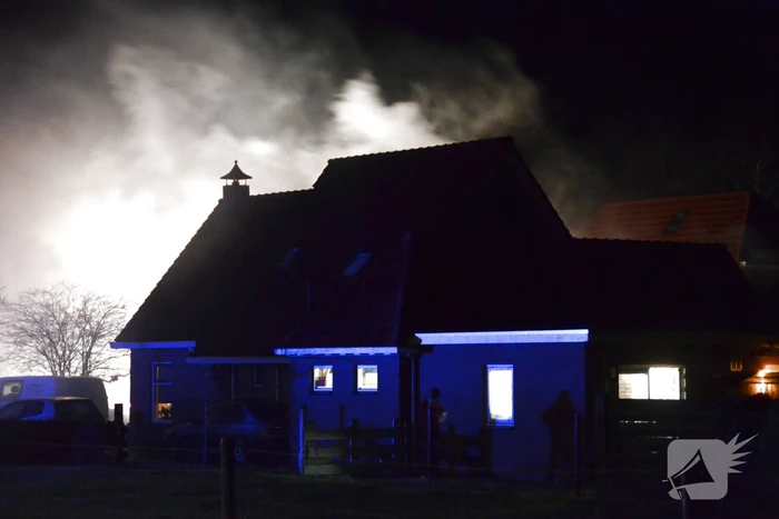 Veel rook bij uitslaande brand in loods