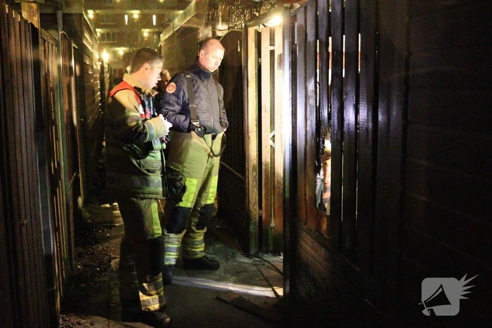 Schutting vliegt in brand door vuurkorf