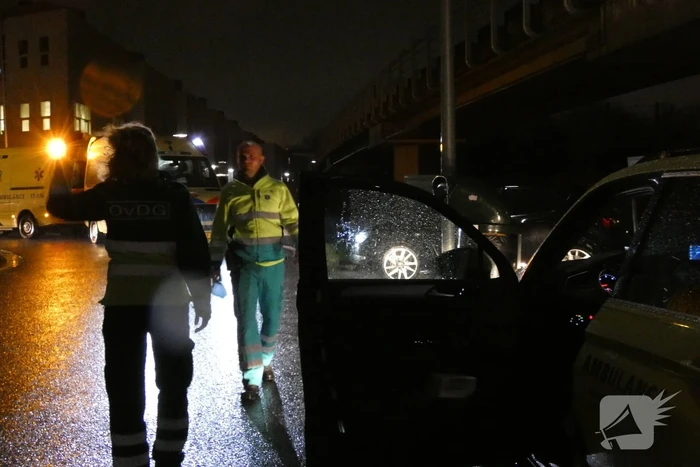 Personenauto belandt ondersteboven in sloot