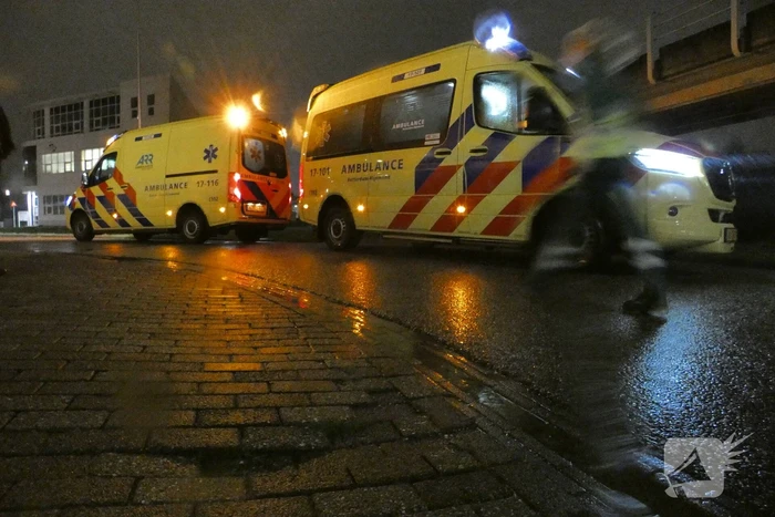 Personenauto belandt ondersteboven in sloot