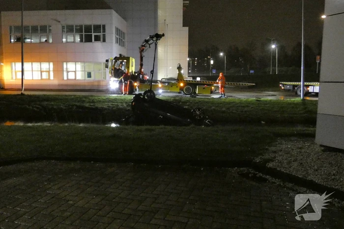Personenauto belandt ondersteboven in sloot