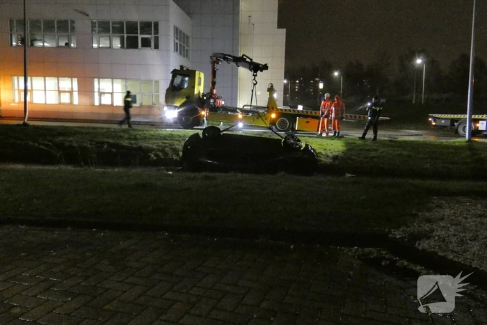 Personenauto belandt ondersteboven in sloot