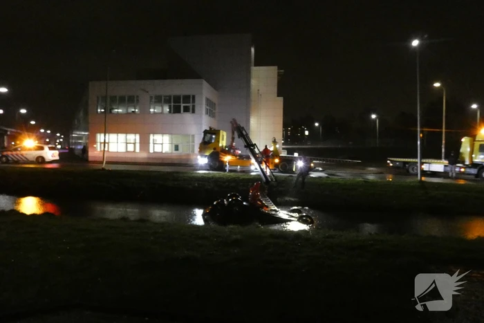Personenauto belandt ondersteboven in sloot