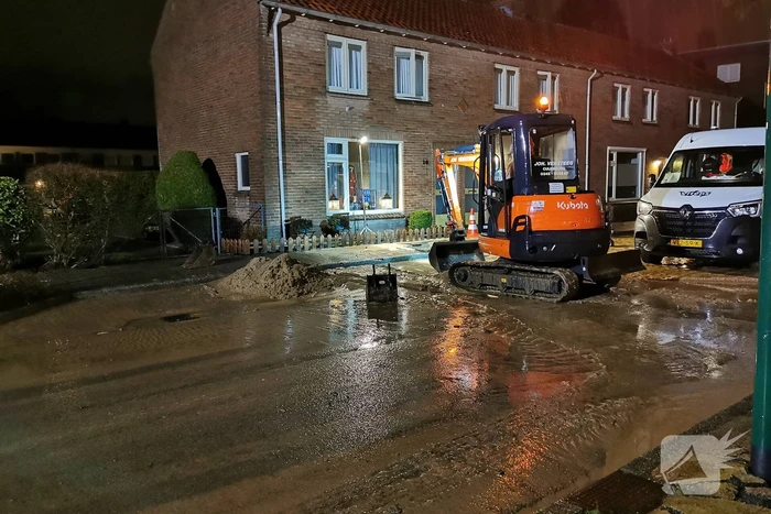 Waterlekkage zorgt voor sinkhole in straat