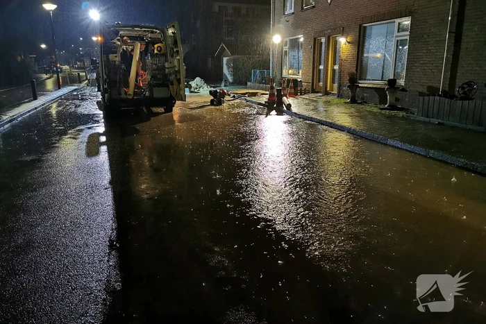 Waterlekkage zorgt voor sinkhole in straat