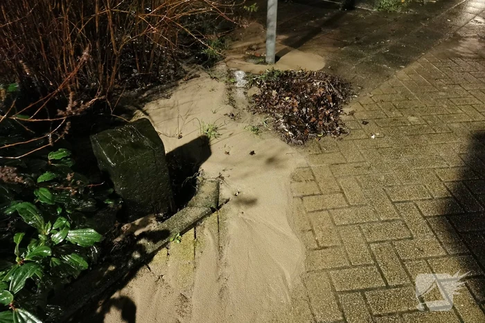 Waterlekkage zorgt voor sinkhole in straat
