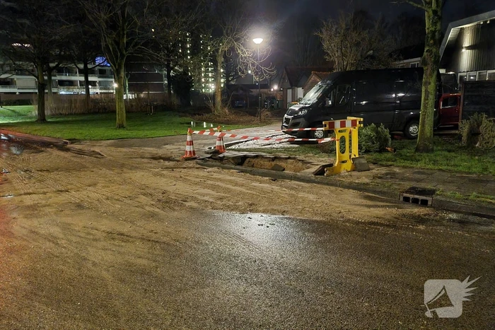 Wederom straat onderwater door gesprongen leiding