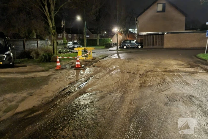 Wederom straat onderwater door gesprongen leiding