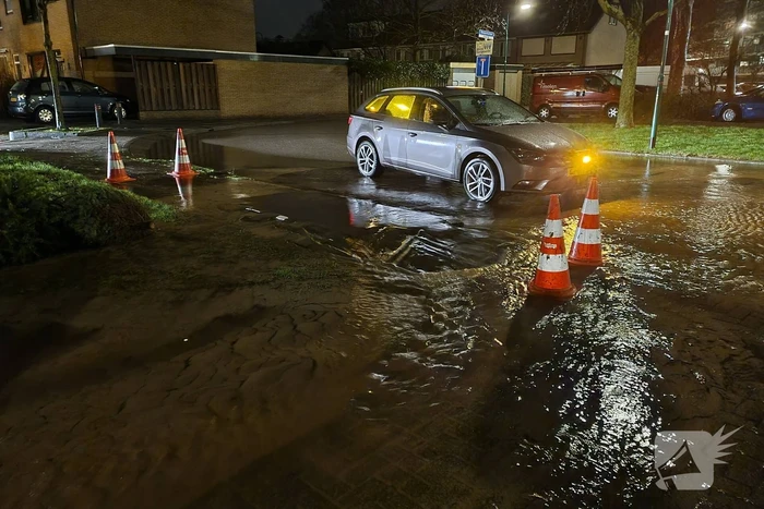 Wederom straat onderwater door gesprongen leiding