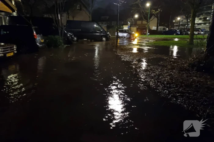 Wederom straat onderwater door gesprongen leiding