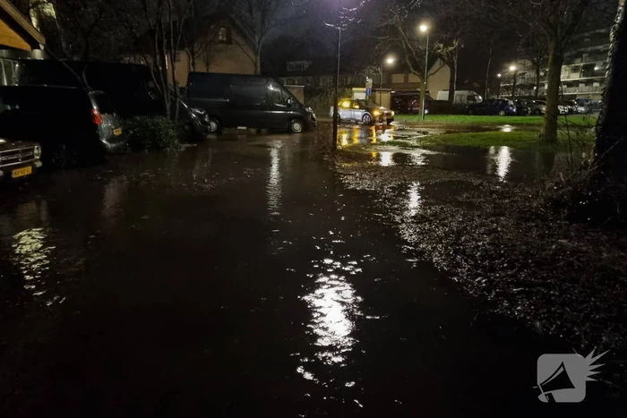 Wederom straat onderwater door gesprongen leiding