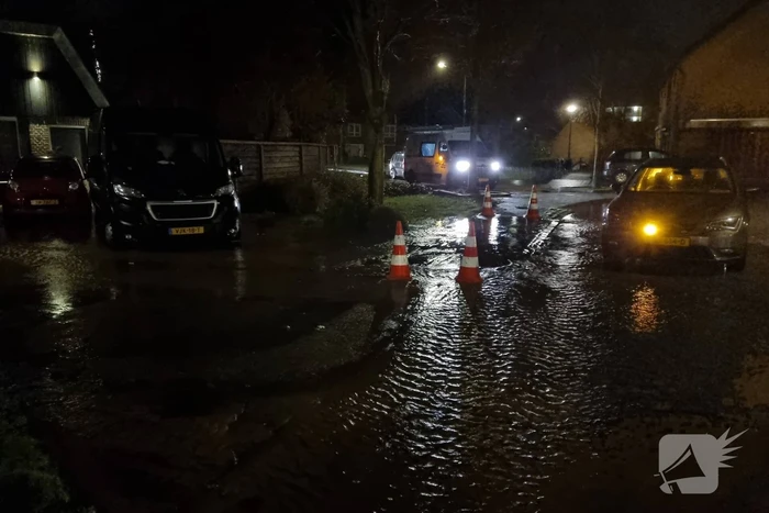 Wederom straat onderwater door gesprongen leiding