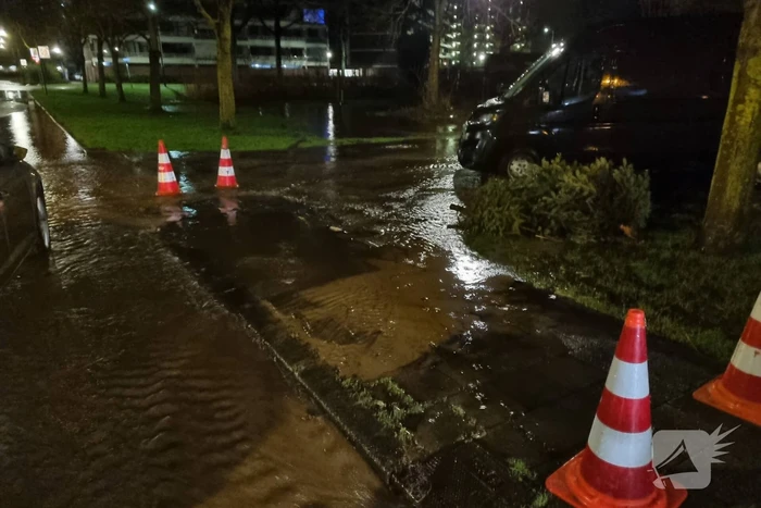 Wederom straat onderwater door gesprongen leiding