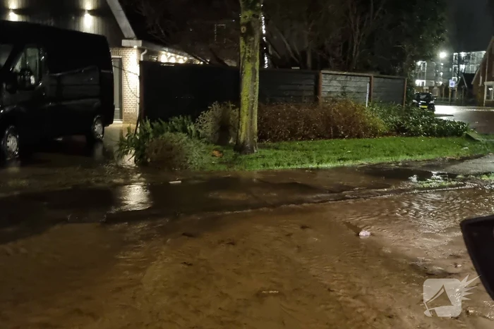 Wederom straat onderwater door gesprongen leiding