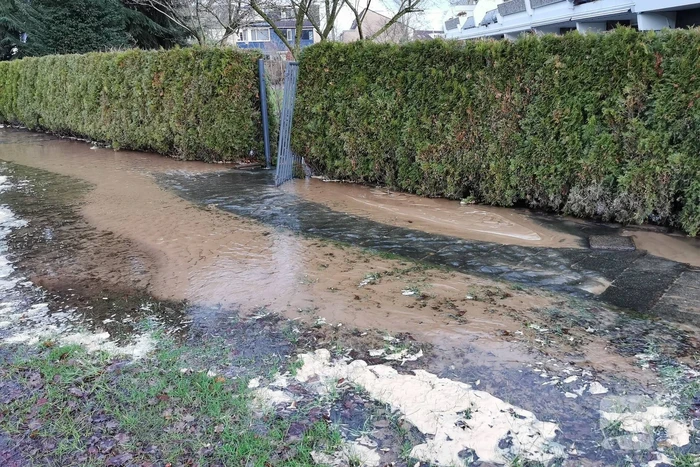 Wederom straat blank door gesprongen waterleiding