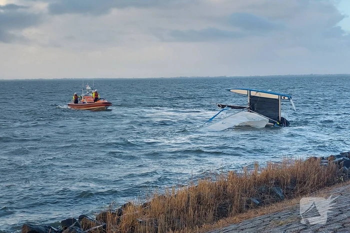 Opvarenden catamaran gered van dijk