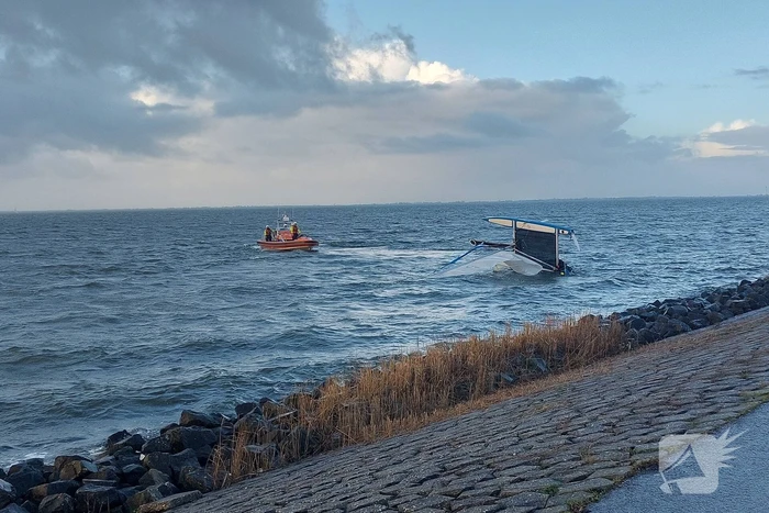 Opvarenden catamaran gered van dijk