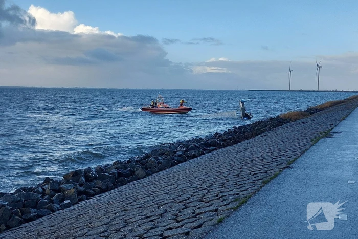 Opvarenden catamaran gered van dijk
