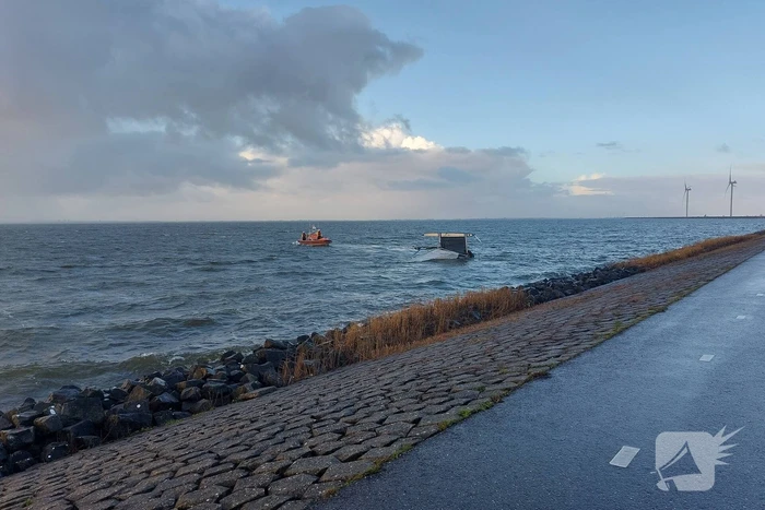 Opvarenden catamaran gered van dijk