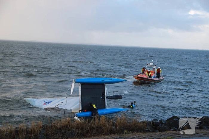 Opvarenden catamaran gered van dijk