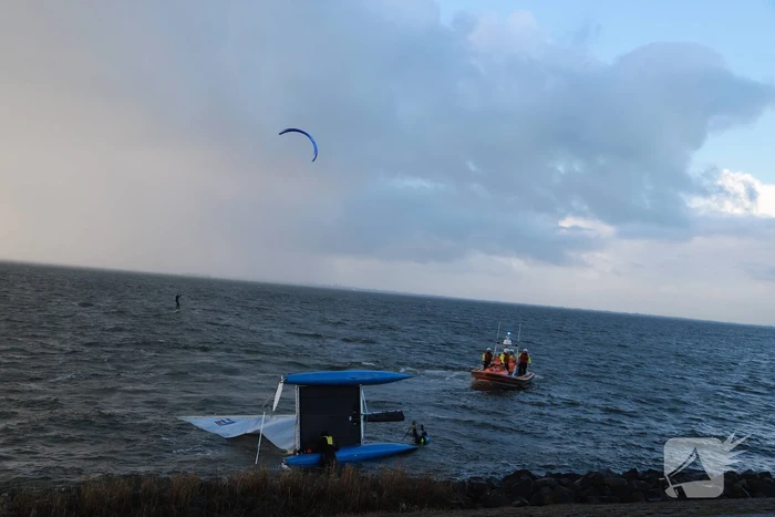 Opvarenden catamaran gered van dijk
