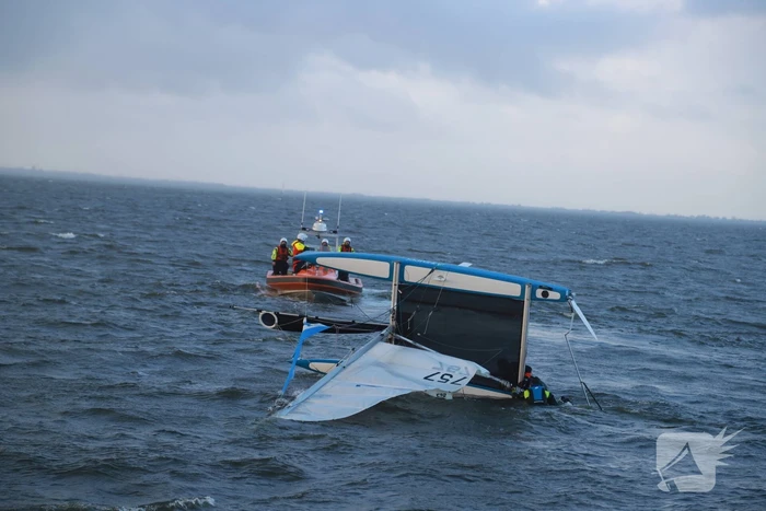 Opvarenden catamaran gered van dijk