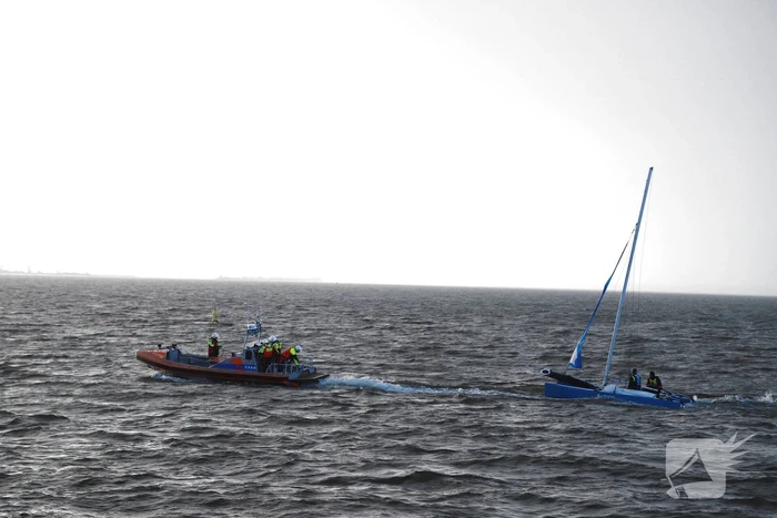 Opvarenden catamaran gered van dijk