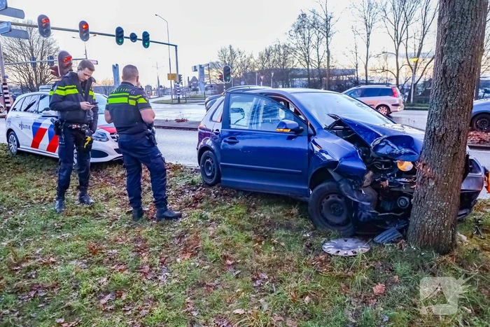 Bestuurster raakt van de weg en botst tegen boom